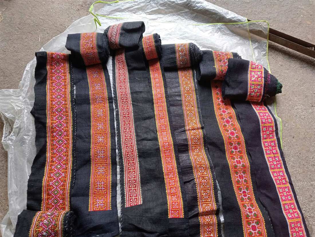 Embroidered decorative trim