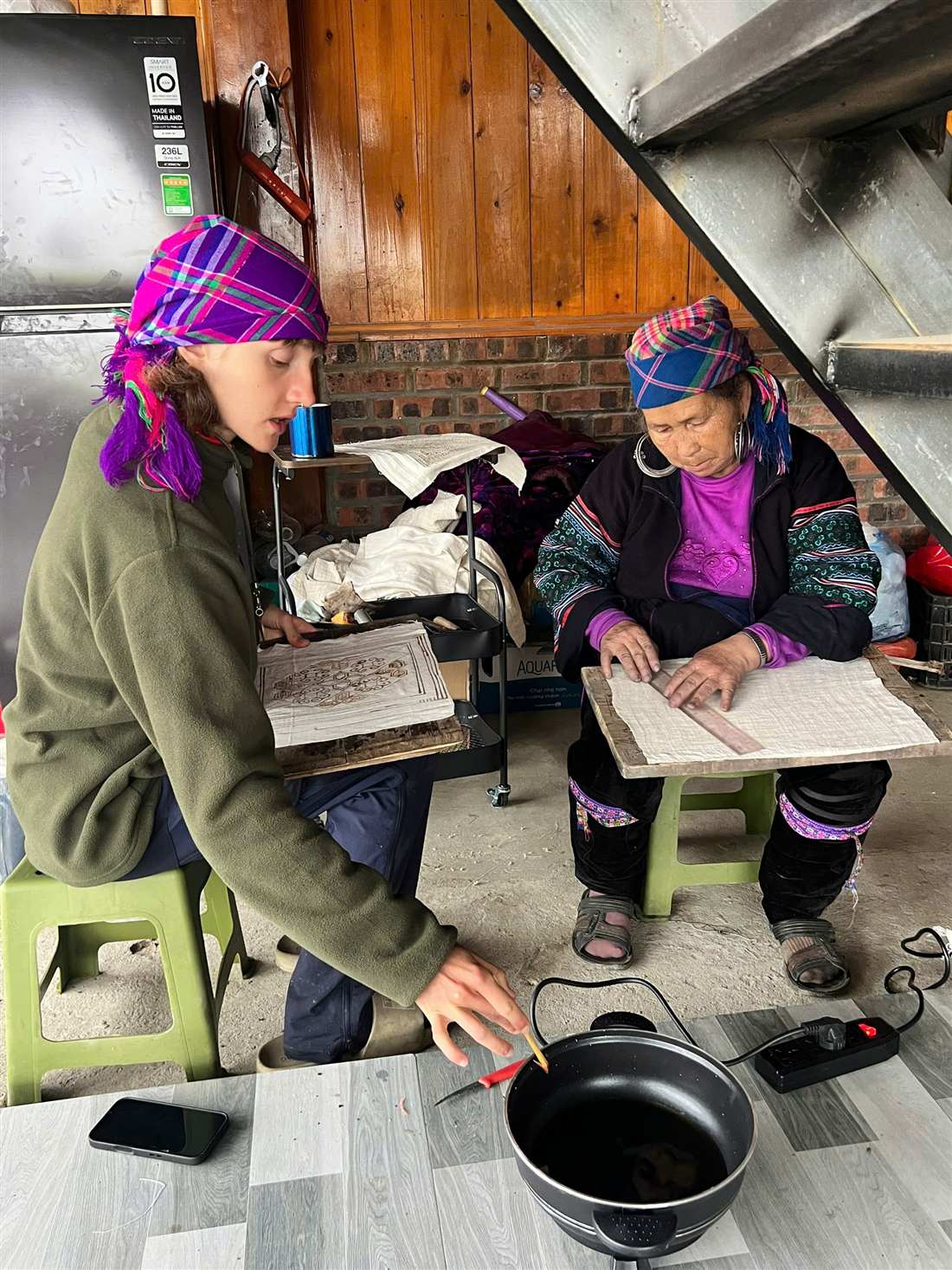 Batik wax-drawing at OlySapa